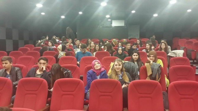 YGS Sınavına Girecek Öğrencileri Sinemaya Götürdüler