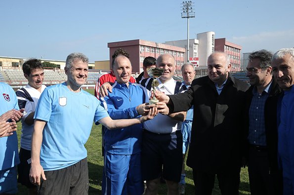 Trabzonspor başkanı, eski futbolcu ve doktorlarla maç yaptı