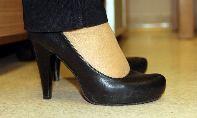 Uzun Süre Topuklu Ayakkabı Giyenlerde Kamburlaşma Tehlikesi