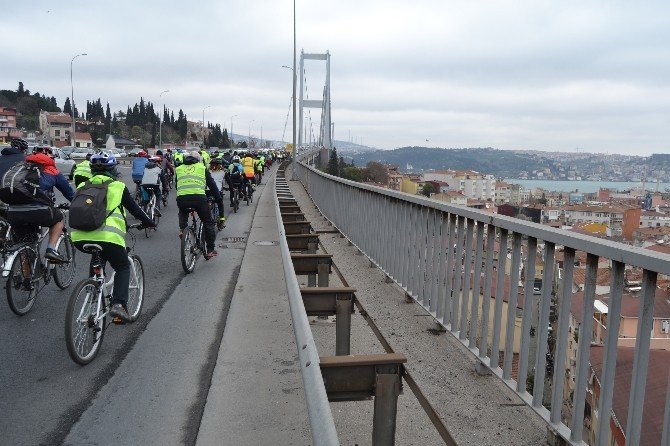 Boğaziçi Köprüsü’nden Bisikletle Geçerek Tıp Bayramı’nı Kutladılar
