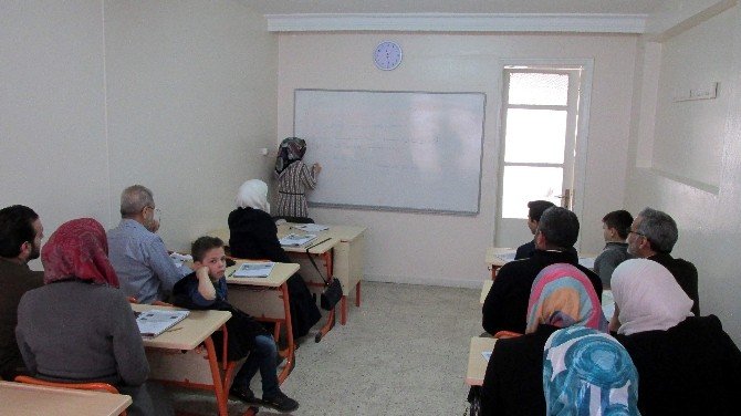 Suriyeli Mültecilerden Türkçe Dil Eğitimine Büyük İlgi