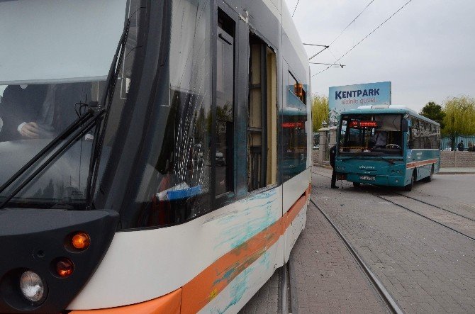 Eskişehir’de Tramvay İle Belediye Otobüsü Çarpıştı: 1 Yaralı