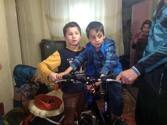 Esnafın Darp Ettiği Suriyeli Çocuğa Cumhurbaşkanı Erdoğan Bisiklet Hediye Etti