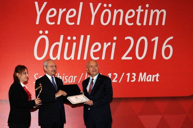 Mehmet Akif Ersoy, Yenimahalle’ye Ödül Getirdi