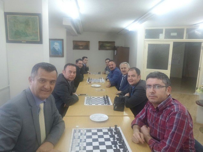 Öğretmenler Satranç Turnuvasında Yarıştı