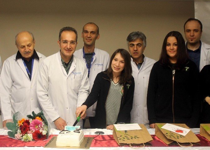 Tıp Bayramı’nı Pasta Keserek Kutladılar