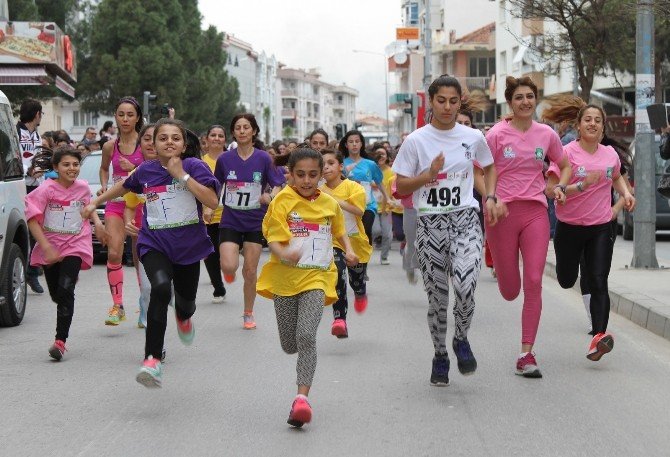 Gaziemir’de ‘Renkli Kadınlar Koşusu’