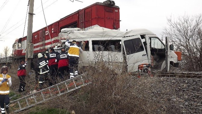 Malatya’da Trenle Öğrenci Servisi Çarpıştı: 1 Ölü, 16 Yaralı
