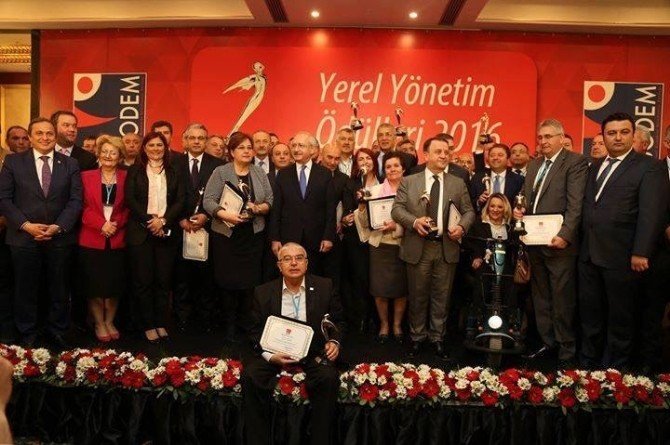 Başkan Karalar, Kılıçdaroğlu’ndan ‘Başarı Ödülü’ Aldı