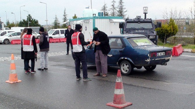 Polis, İstanbul’a Giren Araçları Didik Didik Aradı