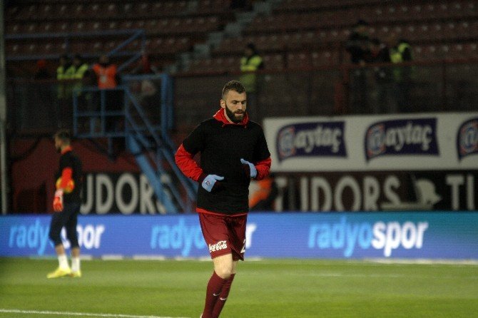 Trabzonspor Isınmaya Siyah Tişört İle Çıktı