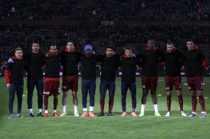 Trabzonspor Isınmaya Siyah Tişört İle Çıktı