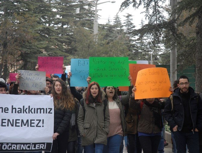 Üniversite Öğrencilerinden İlginç Bütünleme Protestosu