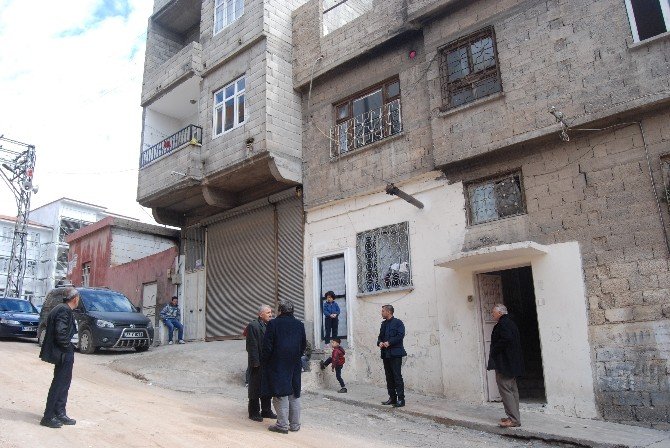 Gaziantep’te Üzerine Kapı Düşen Çocuk Öldü