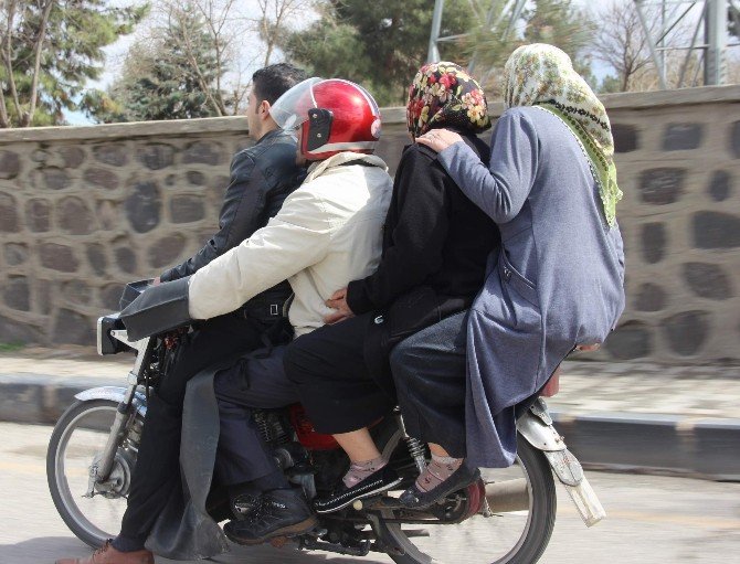 Bir Motosiklete Binen 4 Kişi Ölüme Meydan Okudu
