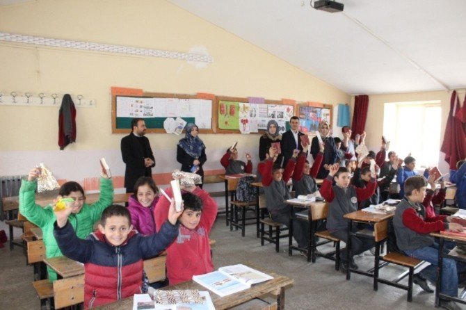 Köy Okulu Öğrencilerine Kur’an-ı Kerim Meali Hediye Ettiler