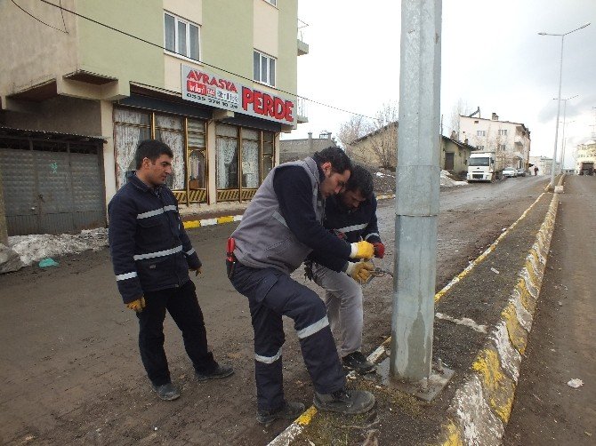 Malazgirt’te Sokak Lambaları Yenileniyor