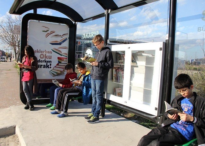 Otobüs Beklerken Kitap Okuyorlar
