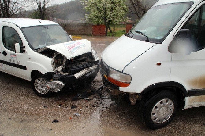 Sakarya’da Servis Minibüsü İle Otomobil Çarpıştı: 1 Yaralı