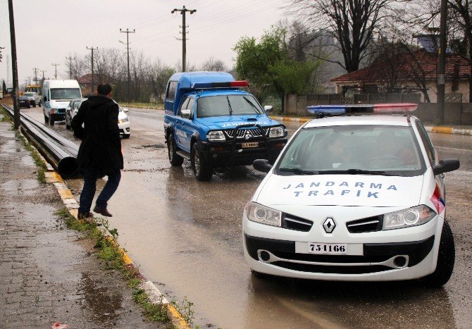 Sakarya’da Servis Minibüsü İle Otomobil Çarpıştı: 1 Yaralı