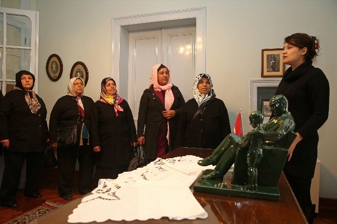 Bucalı Kadınlar Atatürk’ü Andı