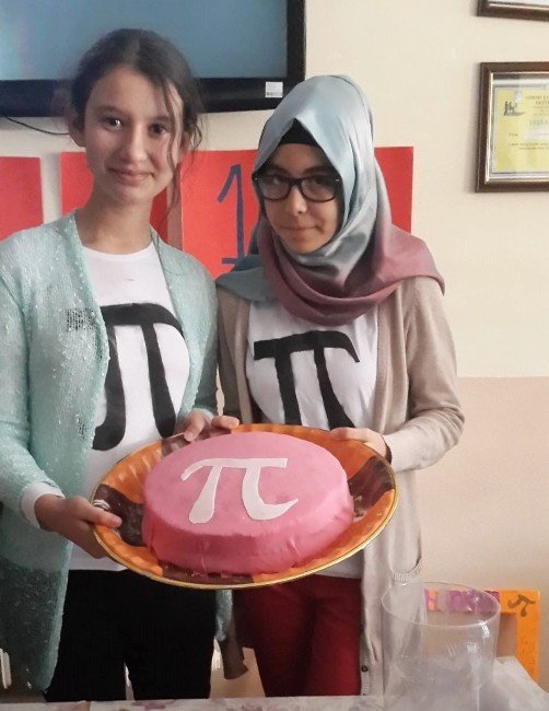 ’Dünya Pi Günü’ Şehitler Ortaokulu’nda Pasta Ve Kurabiyeyle Kutlandı
