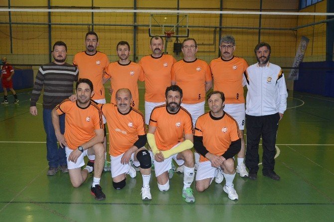 Bozüyük Belediyesi Kurumlar Arası Voleybol Turnuvası’nda Şehitler İçin Saygı Duruşu