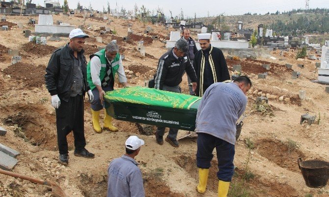 Gaziantep’te Boğularak Yakılan Kadın Cesedi Mezarlık Görevlileri Tarafından Defnedildi