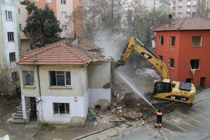 Karlıktepe Mahallesi’nde Metruk Binalar Yıkıldı