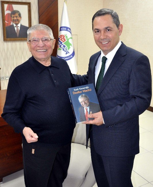 Hayırsever İş Adamı Kameroğlu Başkan Uysal’a Kitabını Hediye Etti