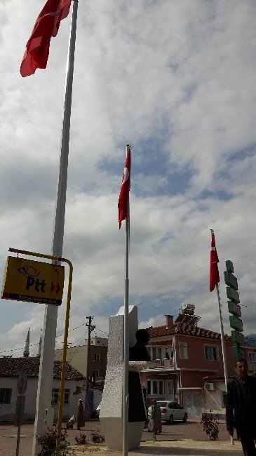 Şanlı Türk Bayrağı Yeniden Dalgalanıyor