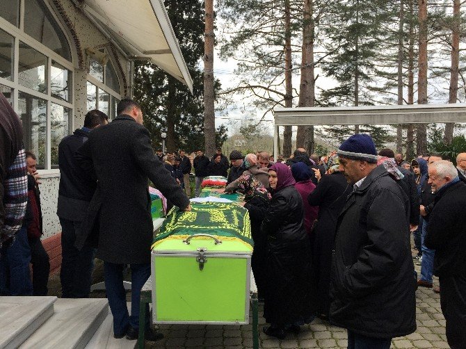 Sakarya’daki Kazada Ölen Aile Son Yolculuğuna Uğurlandı