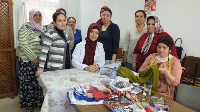 Burhaniye’de Kadın Kursiyerler Sergiye Hazırlanıyor
