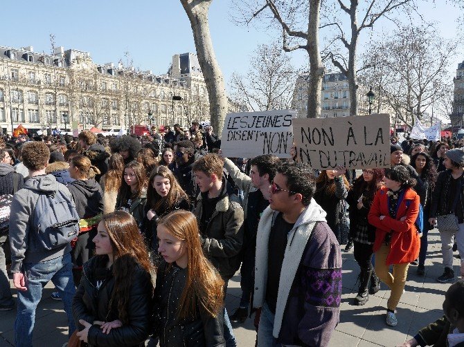 Fransa’da Memurlar Hükümeti Protesto Etti
