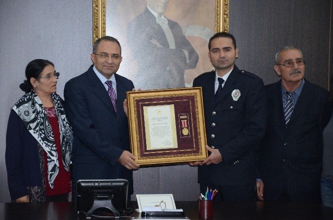 Gazi Polise Devlet Övünç Madalyası Verildi