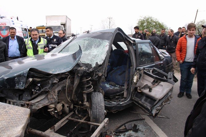 Kamyon İle Otomobil Kafa Kafaya Çarpıştı, Sürücü Araçta Sıkıştı