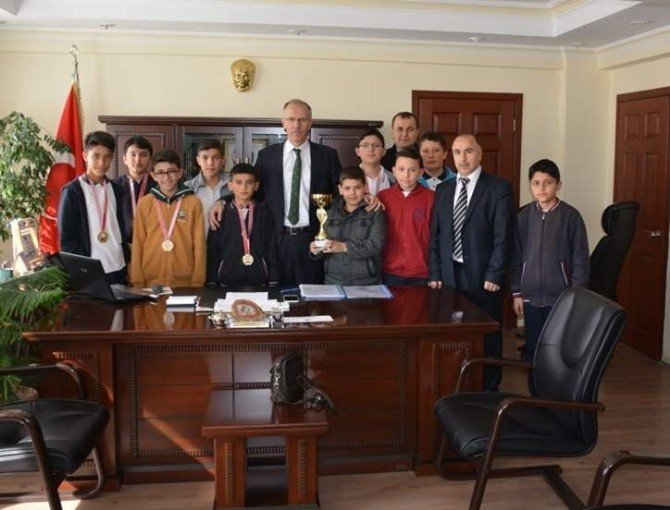 Satranç Şampiyonlarından Yozgat Milli Eğitim Müdürü’ne Ziyaret