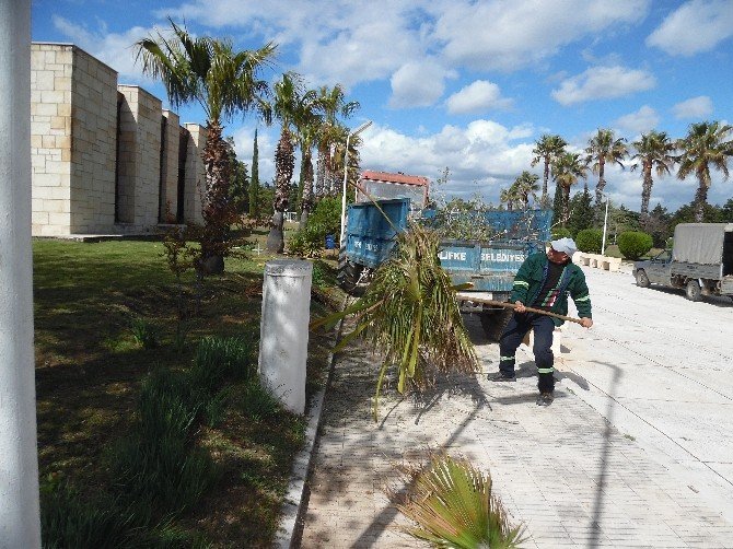 Silifke Belediyesi Kıbrıs Şehitliğini Temizledi