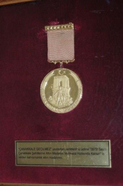‘Çanakkale Geçilmez’ Yazılı Altın Madalya, Türk Bayrağıyla Buluşacak