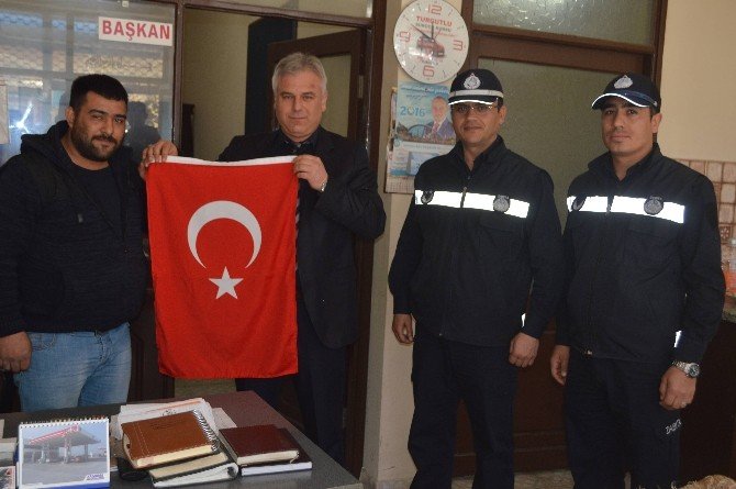 Belediyenin Türk Bayrağı Hassasiyetine Muhtarlardan Teşekkür