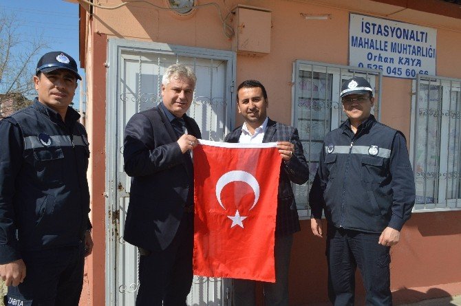 Belediyenin Türk Bayrağı Hassasiyetine Muhtarlardan Teşekkür