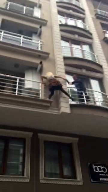 (Özal Haber) Koca Şiddetinden Kurtulmak İçin Balkondan Balkona Atladı