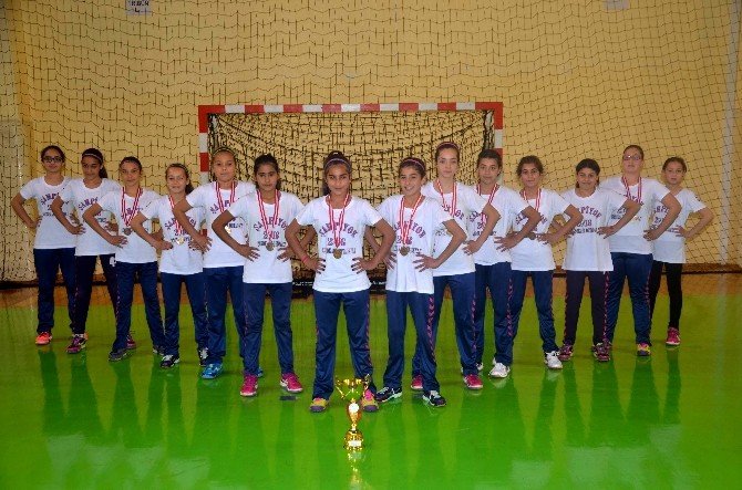Adana’da Okullararası Küçük Kızlar Hentbol Müsabakaları