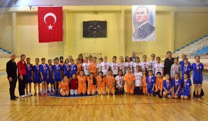 Adana’da Okullararası Küçük Kızlar Hentbol Müsabakaları