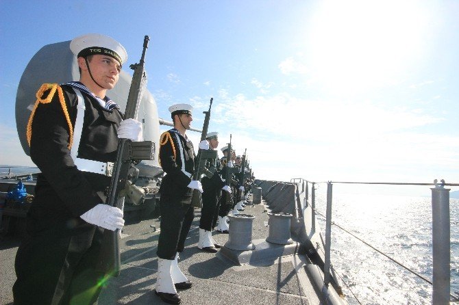 Deniz Kuvvetleri Gemileri Tören Geçişi Yaptı