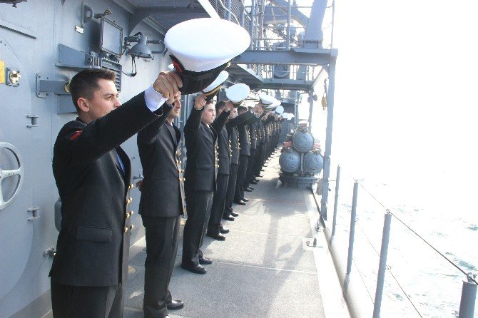 Deniz Kuvvetleri Gemileri Tören Geçişi Yaptı
