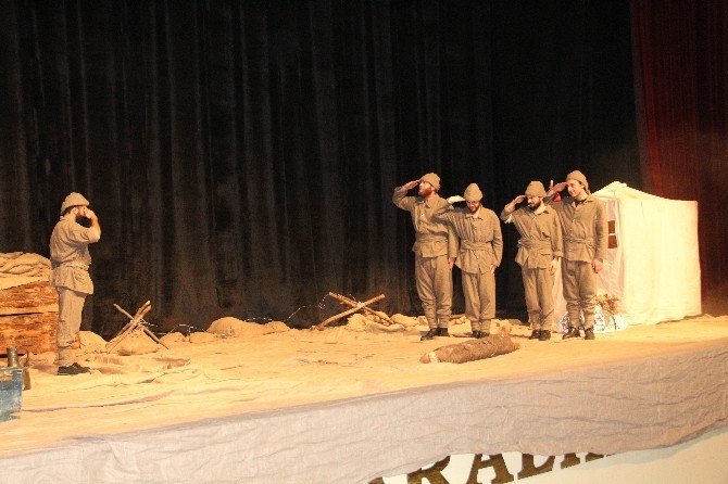 Tiyatro Greyfurt Ekibi Çanakkale Mahşeri Adlı Oyunu Sergiledi