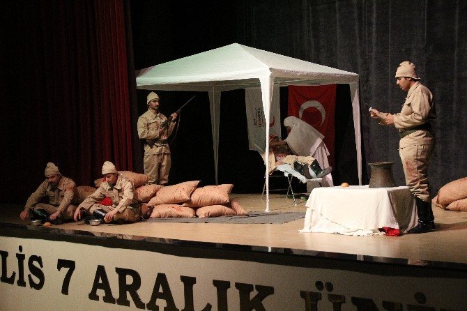 Tiyatro Greyfurt Ekibi Çanakkale Mahşeri Adlı Oyunu Sergiledi