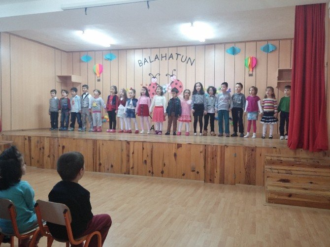 Anaokulu Öğrencileri Çanakkale Zaferi Anısına Okul Bahçesinde Hoşaf Ve Ekmek Dağıttı