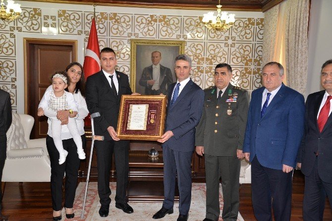 Gazi Piyade Komando Uzman Çavuş Özer’e Devlet Övünç Madalyası Verildi